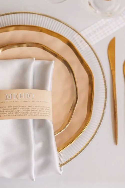 White-gold table setting with lanterns