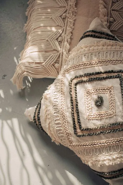 White-pink boho table setting with pearl accents