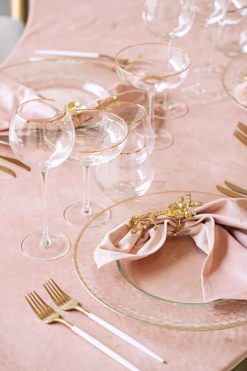 White-pink table setting at wave table