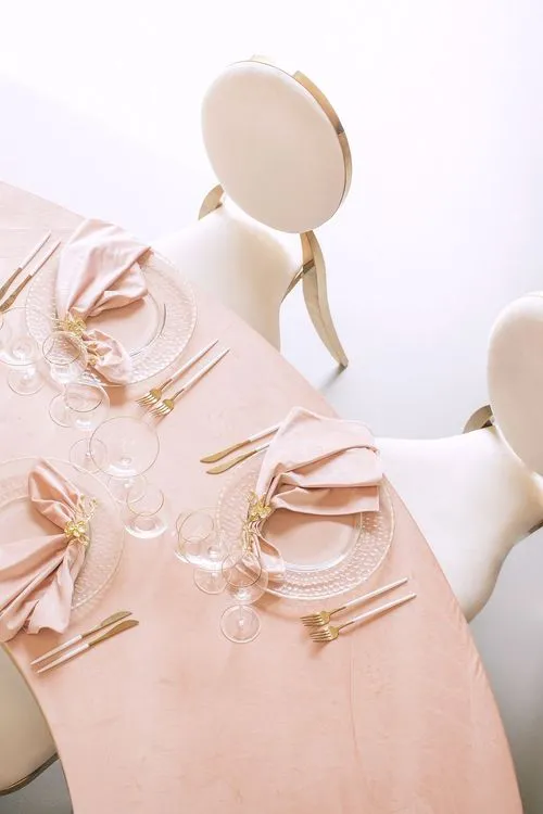 White-pink table setting at wave table