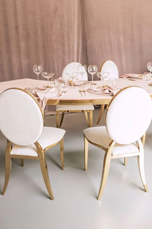 White-pink table setting at wave table