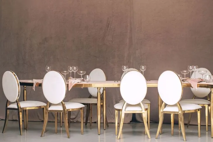 White-pink table setting at wave table