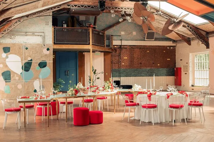 White-red table setting at wave table