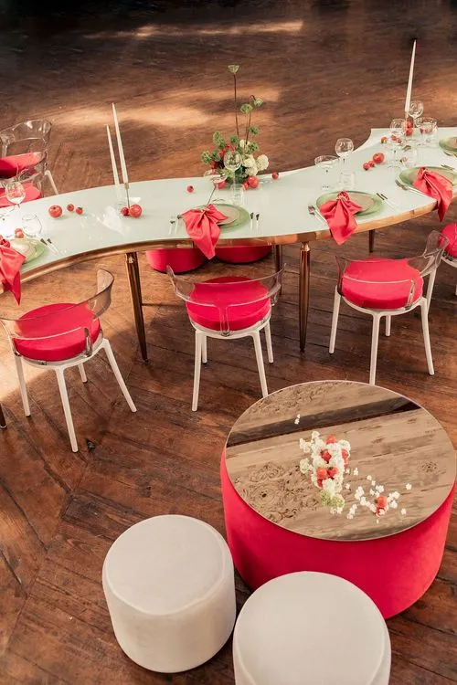 White-red table setting at wave table