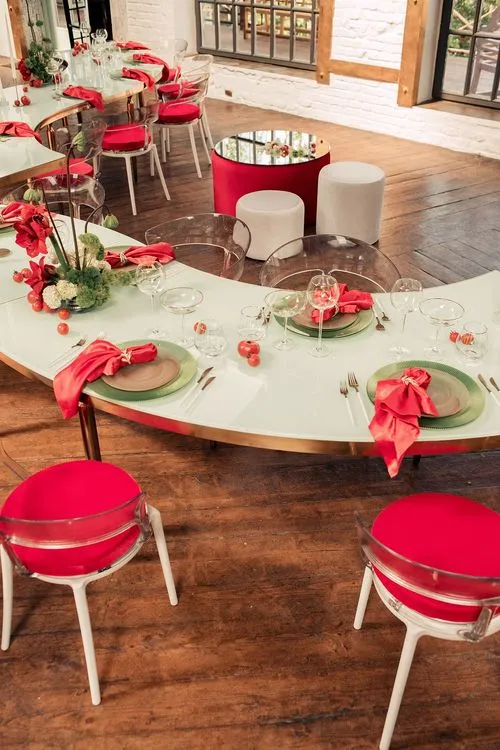 White-red table setting at wave table