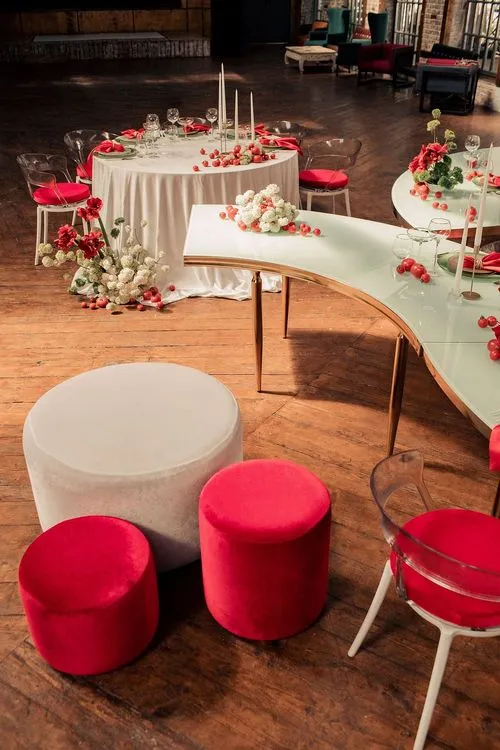 White-red table setting at wave table