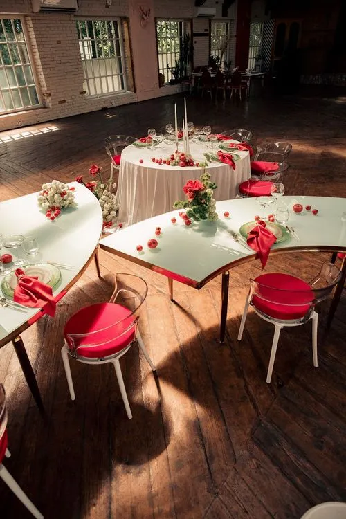 White-red table setting at wave table