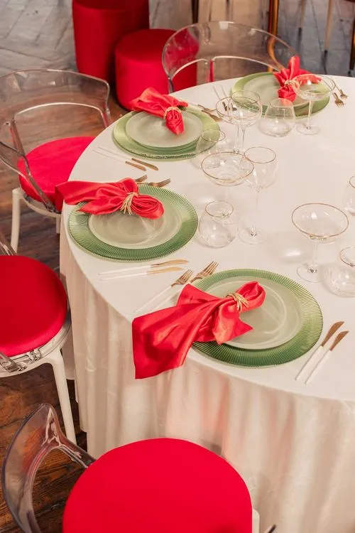 White-red table setting at wave table