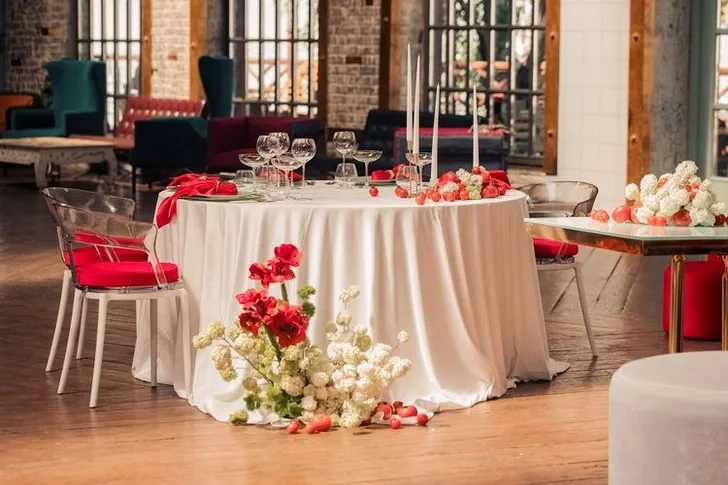 White-red table setting at wave table
