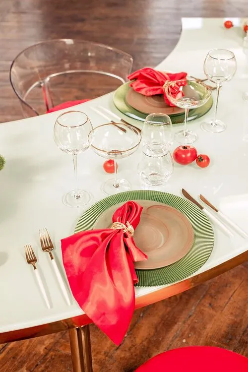White-red table setting at wave table