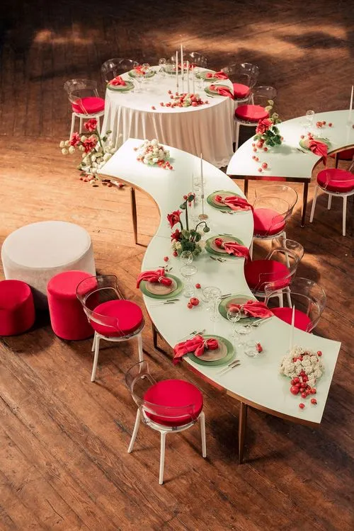 White-red table setting at wave table