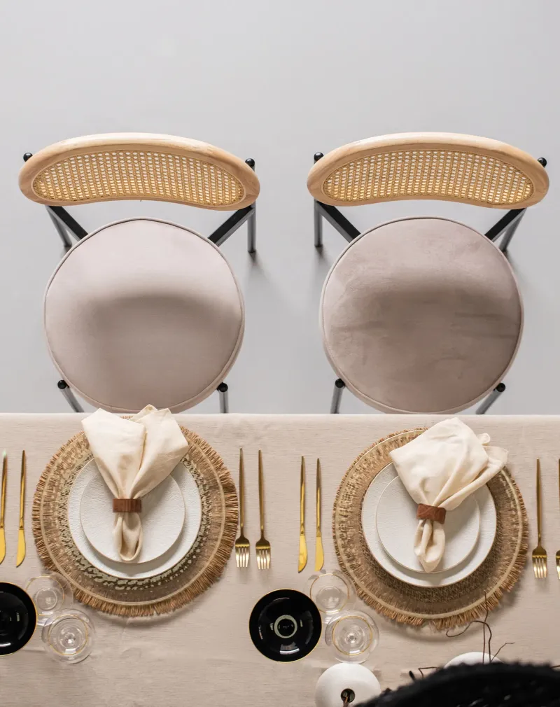 Set with cream napkins